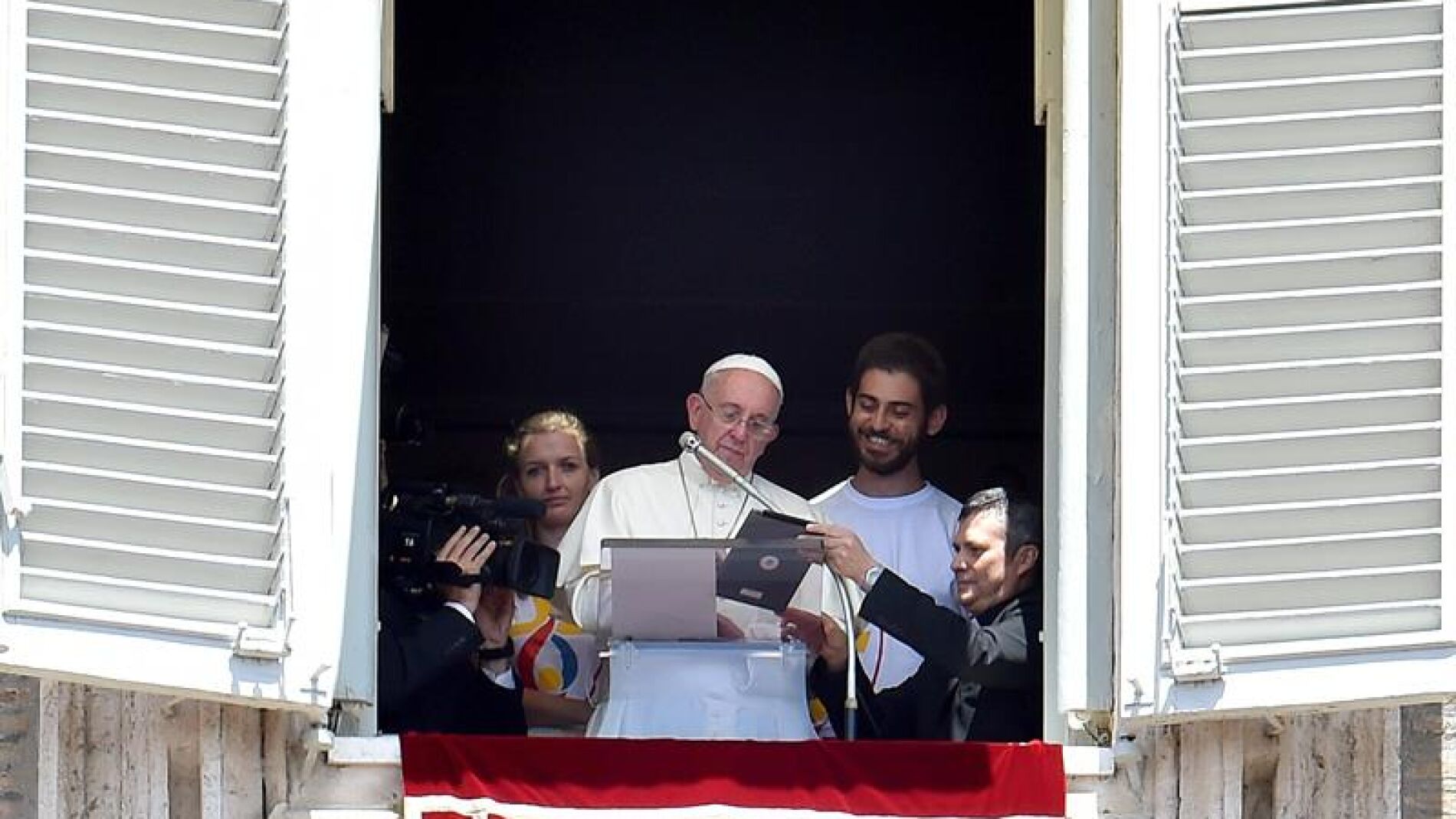 El Papa Francisco, mientras se inscribe con la tableta a la Jornada Mundial de la Juventud