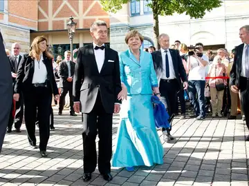 Angela Merkel sufre una caída Angela Merkel sufre una caída