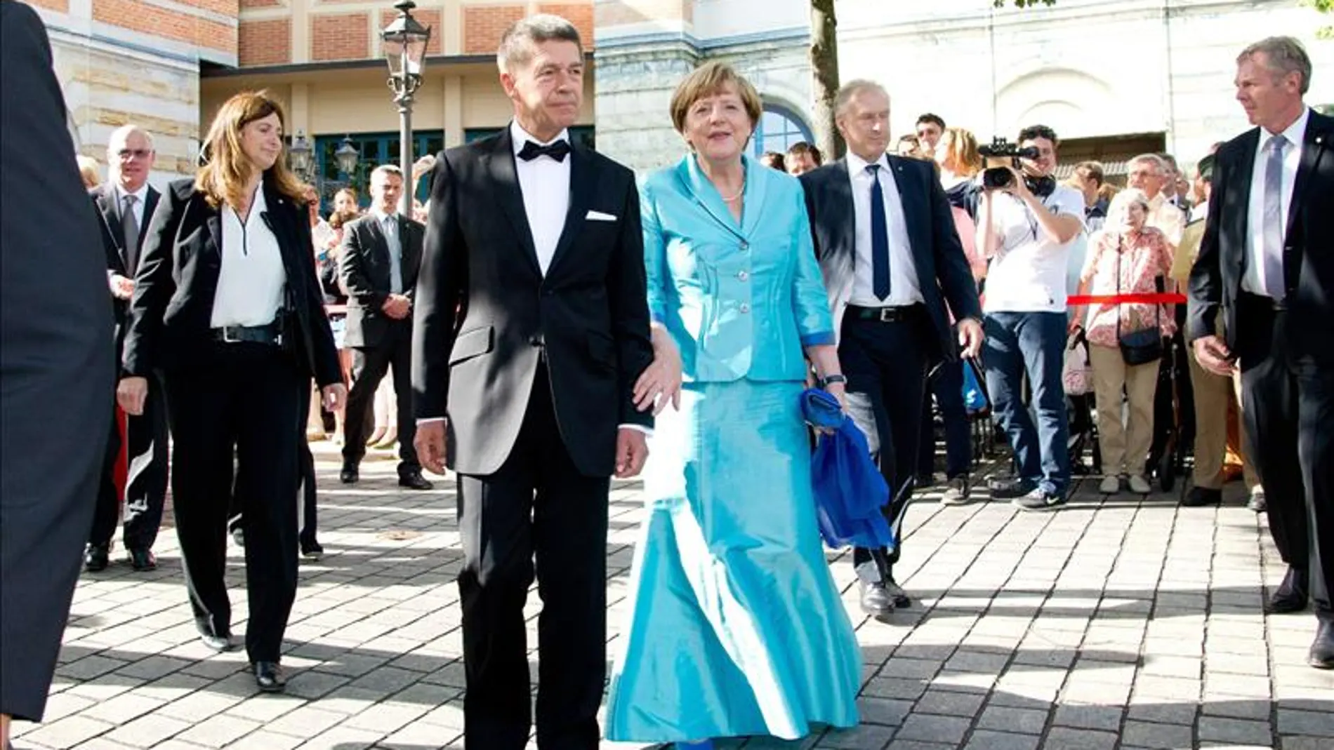 Angela Merkel sufre una caída Angela Merkel sufre una caída