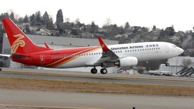 China revisará las medidas de seguridad en los aeropuertos tras un intento de incendio en pleno vuelo