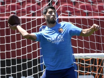 Luis Suárez juega a fútbol americano