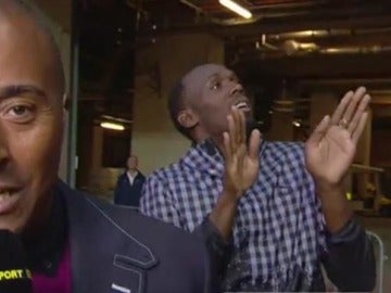 Usain Bolt saca burla a un reportero