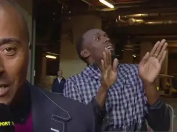 Usain Bolt saca burla a un reportero Usain Bolt saca burla a un reportero
