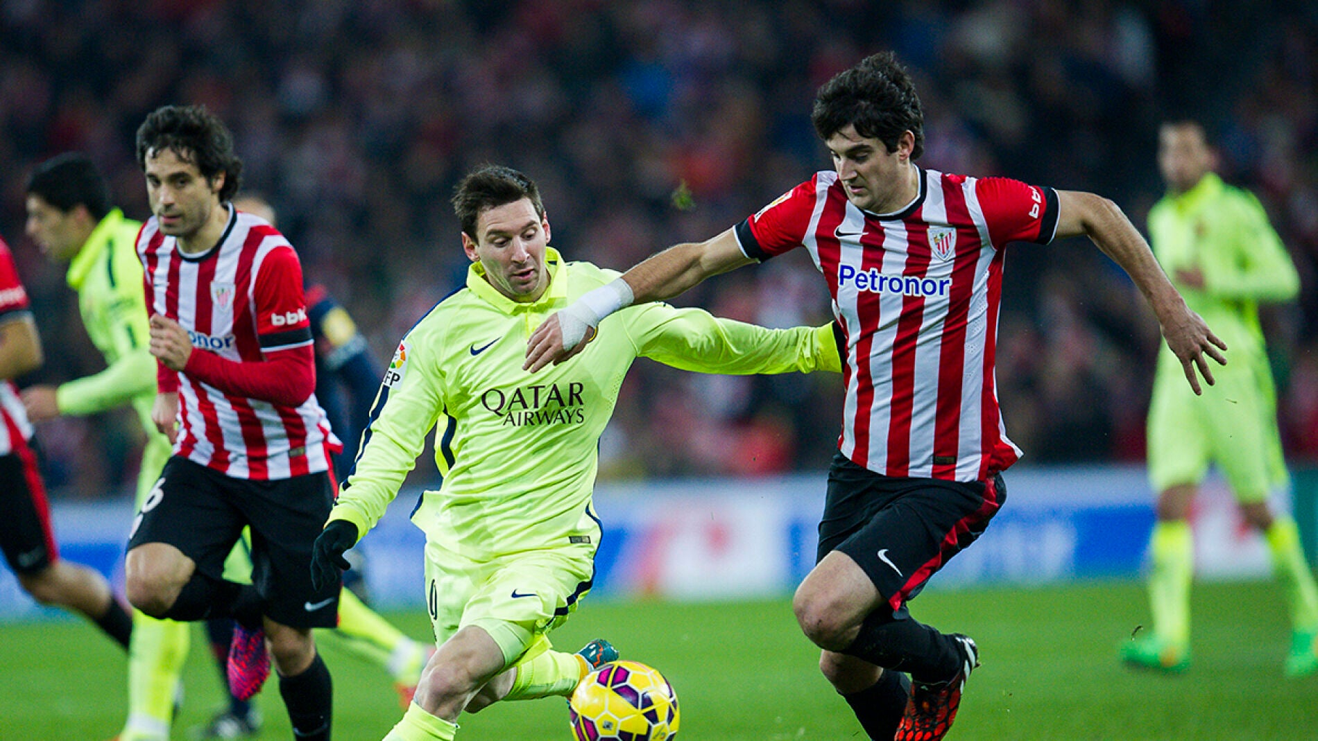 San Jos&eacute; protege el bal&oacute;n ante la presi&oacute;n de Leo Messi