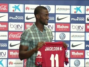 Jackson Martínez posa con su nueva camiseta