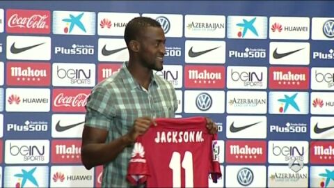 Jackson Mart&iacute;nez posa con su nueva camiseta