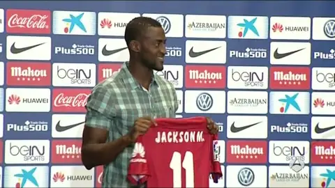 Jackson Martínez posa con su nueva camiseta Jackson Martínez posa con su nueva camiseta