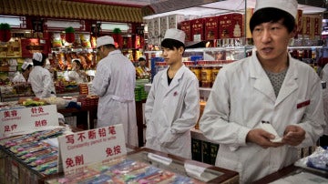 Trabajadores chinos en una tienda de comestibles