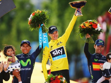 Chris Froome en el podio de París junto con Quintana y Valverde