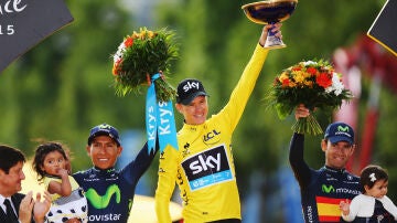 Chris Froome en el podio de París junto con Quintana y Valverde