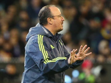 Benítez da instrucciones a sus jugadores