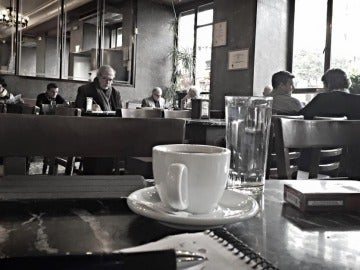 Tazas, gente leyendo... estampa habitual en el Café Comercial