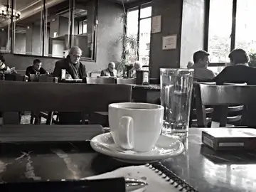 Tazas, gente leyendo... estampa habitual en el Café Comercial Tazas, gente leyendo... estampa habitual en el Café Comercial
