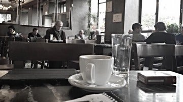 Tazas, gente leyendo... estampa habitual en el Café Comercial