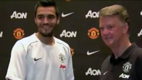 Romero y Van Gaal, durante la presentación del guardameta Romero y Van Gaal, durante la presentación del guardameta