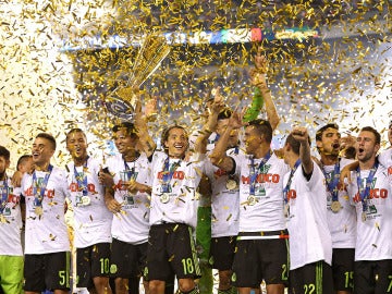 Guardado levanta la Copa Oro junto a sus compañeros.