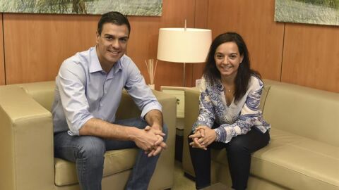 El l&iacute;der del PSOE, Pedro S&aacute;nchez, durante la reuni&oacute;n con la nueva responsable del PSM, Sara Hern&aacute;ndez