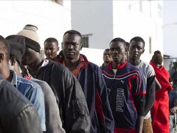 Localizan al noroeste de Alborán una patera ocupada por 45 inmigrantes