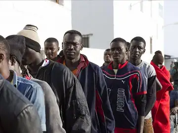 Localizan al noroeste de Alborán una patera ocupada por 45 inmigrantes Localizan al noroeste de Alborán una patera ocupada por 45 inmigrantes