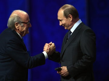Putin y Blatter, saludándose