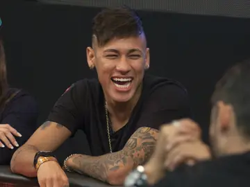 Neymar jugando al Poker en acto benéfico Neymar jugando al Poker en acto benéfico