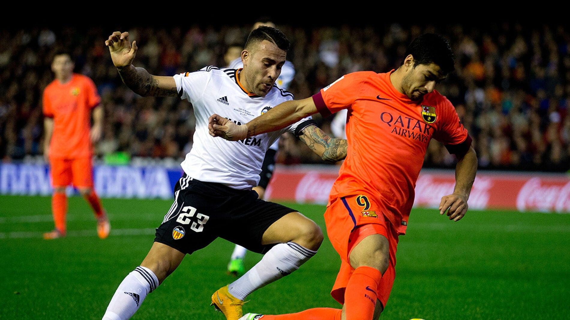 Otamendi persigue a Luis Su&aacute;rez