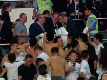 Florentino Pérez, firmando autógrafos a los aficionados chinos Florentino Pérez, firmando autógrafos a los aficionados chinos