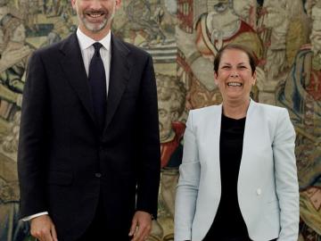  El Rey Felipe VI posa con Uxue Barkos en el Palacio de la Zarzuela