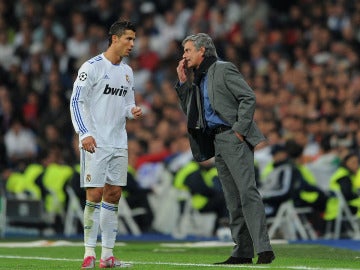 Mourinho charla con Cristiano durante un encuentro