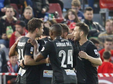 Los jugadores del Levante, durante un partido de pretemporada