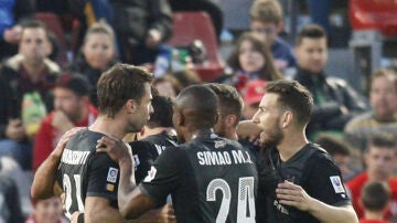 Los jugadores del Levante, durante un partido de pretemporada