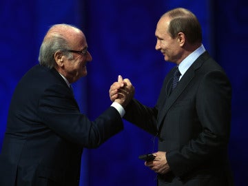 Joseph Blatter y Vladimir Putin en San Petersburgo
