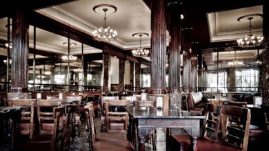 El histórico Café Comercial de Madrid reabre sus puertas sin una licencia válida