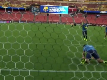 Ter Stegen y Luis Suárez se retan en una tanda de penaltis Ter Stegen y Luis Suárez se retan en una tanda de penaltis