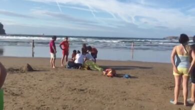 Fallece una mujer de un grupo de seis bañistas rescatados del mar en Asturias