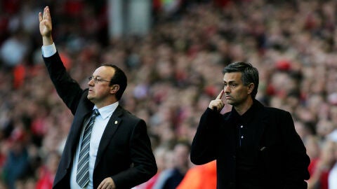Ben&iacute;tez y Mourinho, durante un encuentro en la Premier