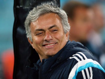 Mourinho sonríe antes de un partido con el Chelsea