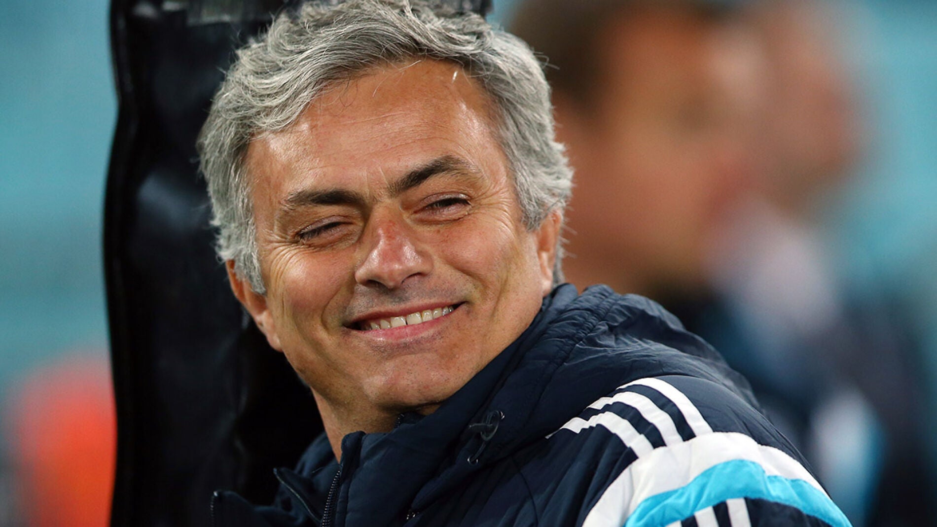 Mourinho sonr&iacute;e antes de un partido con el Chelsea