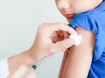 Un niño siendo vacunado Un niño siendo vacunado