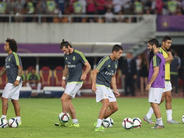 Jugadores del Madrid entrenan antes de un partido de pretemporada