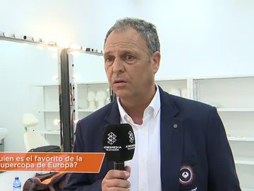 Caparrós, uno de los comentaristas del equipo Champions Total Caparrós, uno de los comentaristas del equipo Champions Total