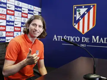 Filipe Luis en su presentación como jugador del Atlético de Madrid Filipe Luis en su presentación como jugador del Atlético de Madrid