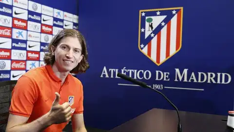 Filipe Luis en su presentación como jugador del Atlético de Madrid Filipe Luis en su presentación como jugador del Atlético de Madrid