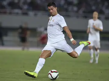 Cristiano Ronaldo lanzando un balón Cristiano Ronaldo lanzando un balón