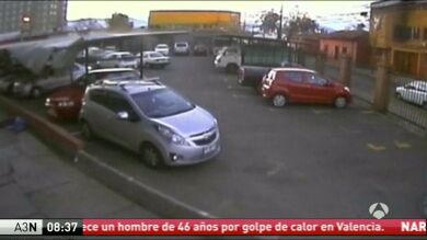 Un joven de 23 años sobrevive a la caída desde un decimoséptimo piso