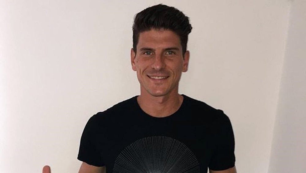 Mario Gómez posa con su nueva camiseta del Besiktas turco