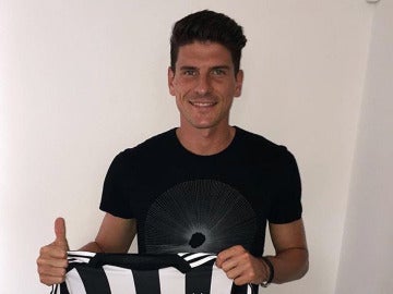 Mario Gómez posa con su nueva camiseta del Besiktas turco