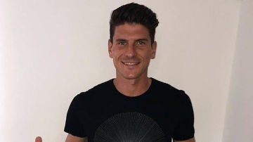 Mario Gómez posa con su nueva camiseta del Besiktas turco