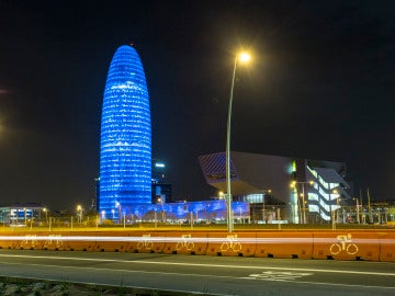 La Torre Agbar, iluminada en la noche de Barcelona