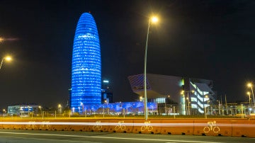 La Torre Agbar, iluminada en la noche de Barcelona